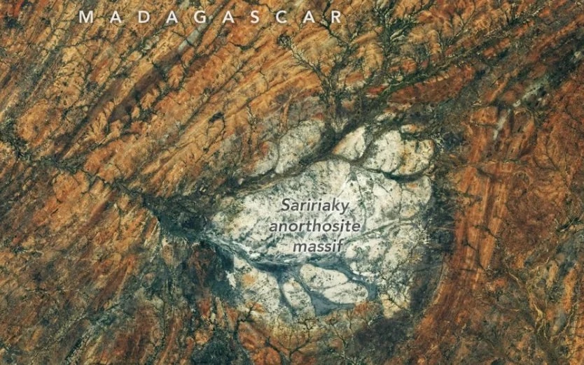 NASA показала місячний ландшафт на Мадагаскарі з анортозитом