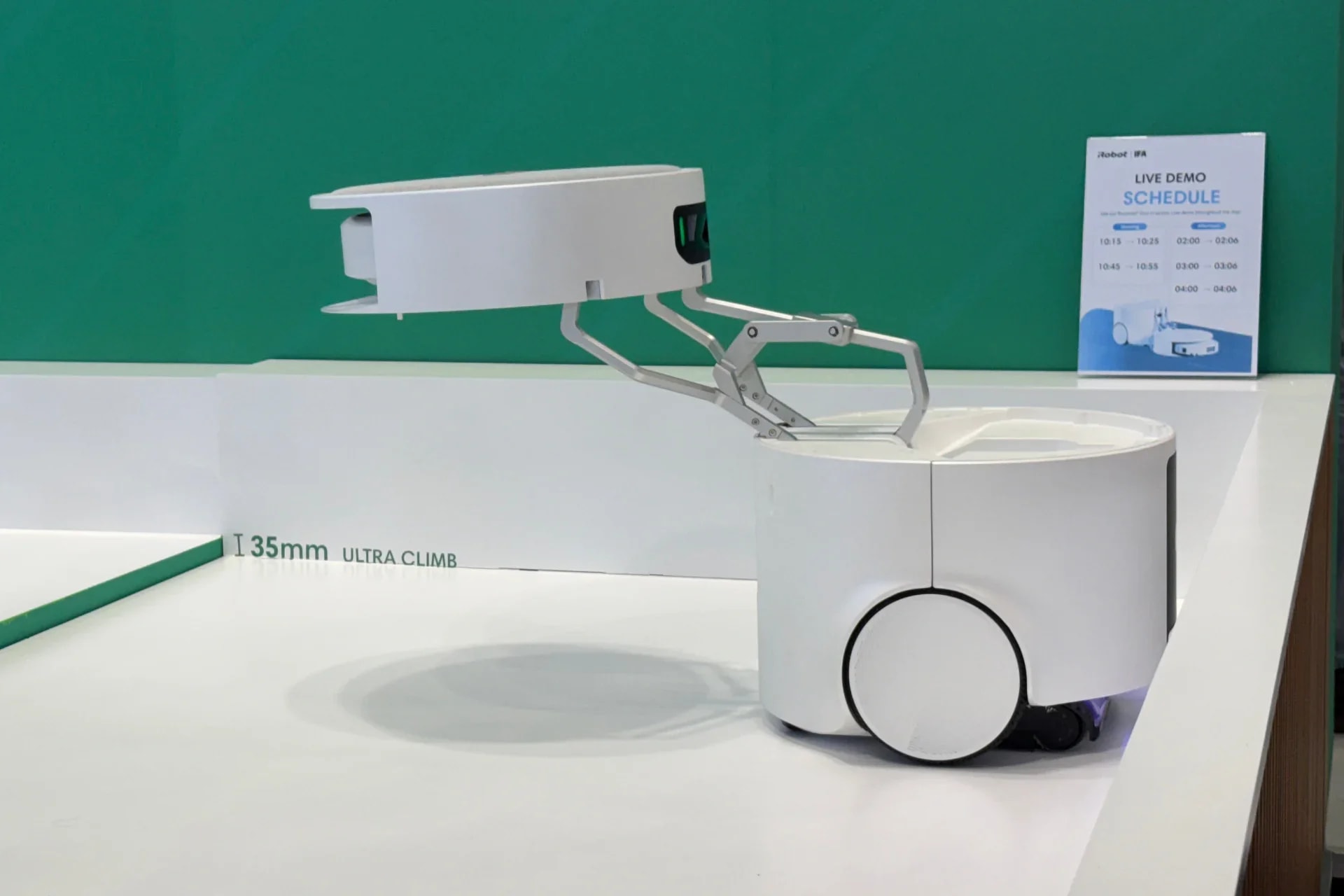 Roomba тепер привозить собі помічника – цей робот випускає меншого прямо під диван