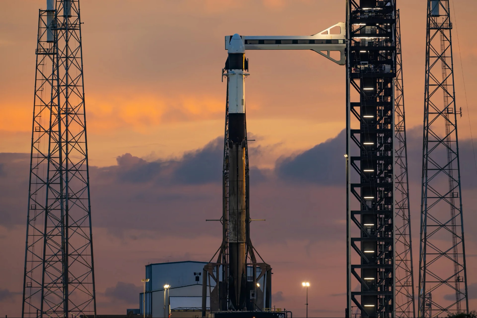Вантажний корабель SpaceX Dragon CRS-35 поблизу Міжнародної космічної станції із науковим обладнанням