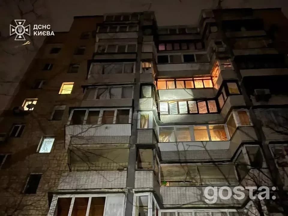 Житловий будинок постраждав від обстрілу, видні зруйновані балкони; наслідки атаки в Києві, 2026 рік.