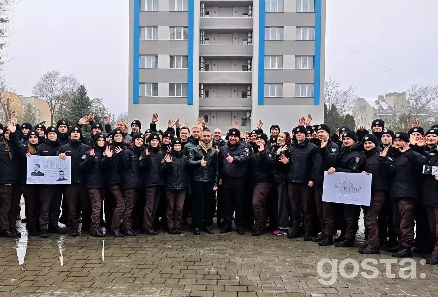 На зображенні гурт «Антитіла» з ліцеїстами МВС в Івано-Франківську, 9 лютого 2026 року.