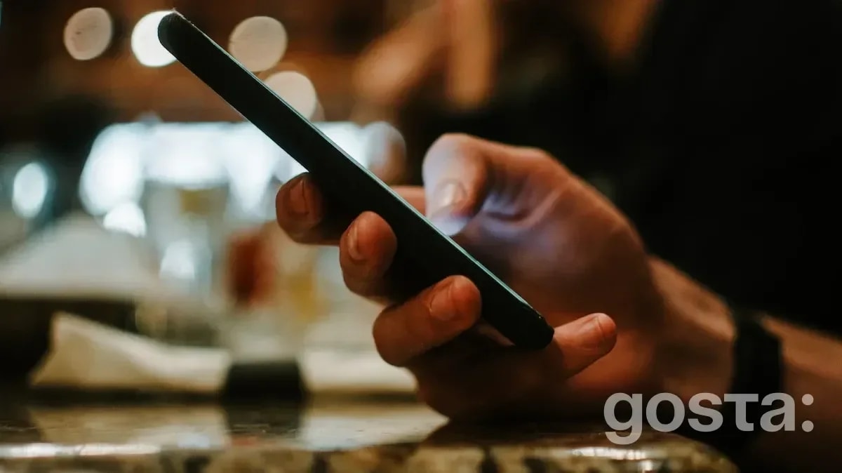 Власники смартфонів підключають пристрій до зарядного блоку перед сном