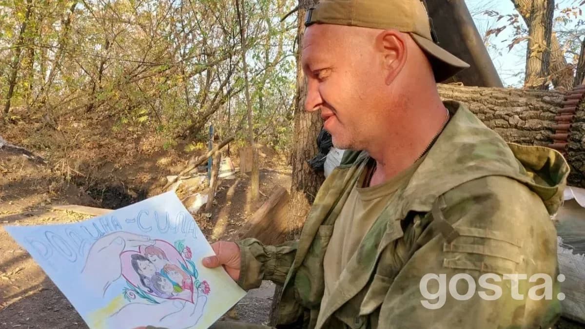 Воїн тримає дитячий малюнок для ЗСУ