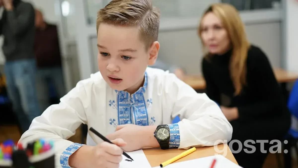 Хлопчик створює малюнок для ЗСУ