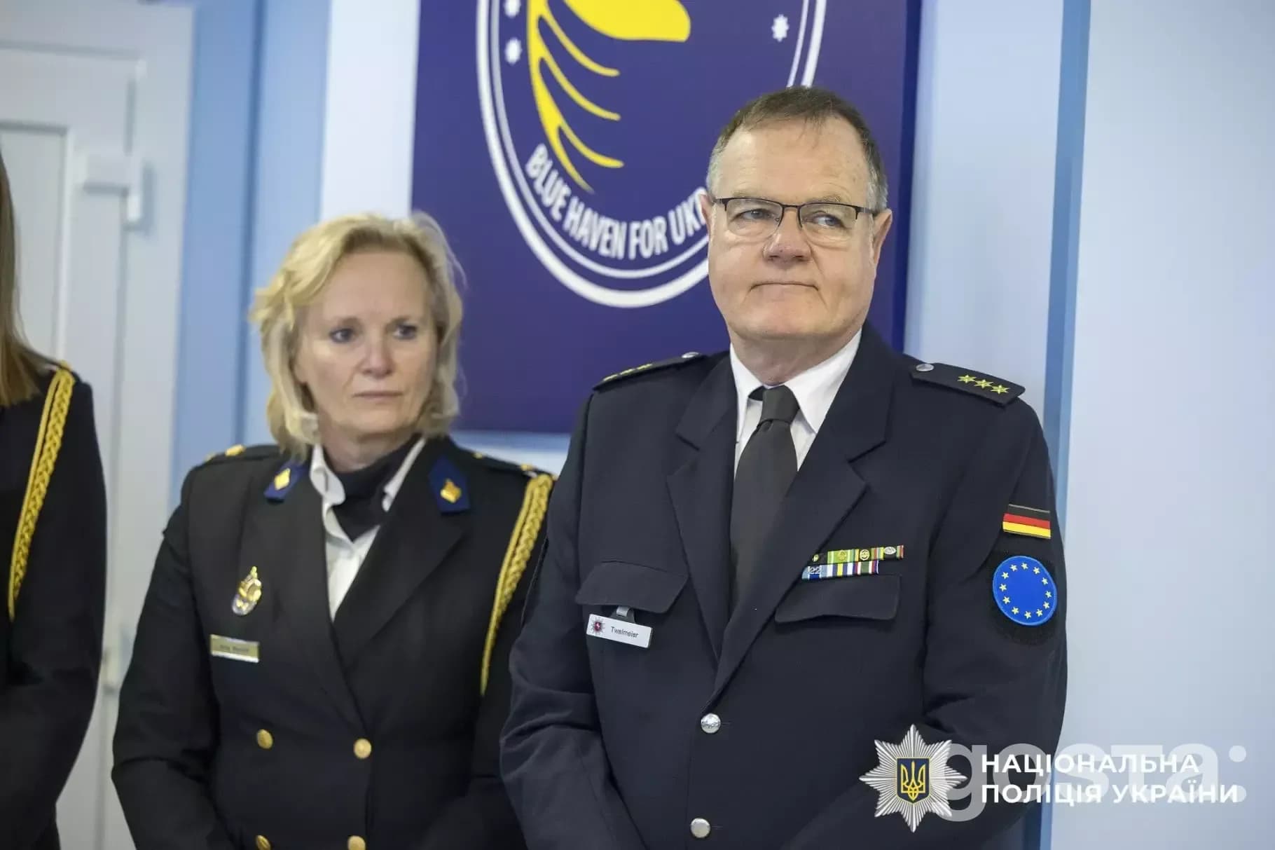 На фото зображено офіцерів поліції у Києві на відкритті Центру психологічної підтримки для поліцейських і ветеранів.