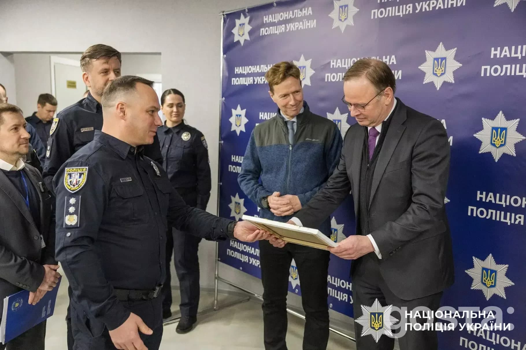 На фото відкриття Центру психологічної підтримки для поліцейських у Києві, присутні офіційні особи й партнери.