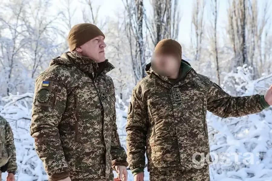 Командувач НГУ інспектує безпеку та оборону Чорнобильської АЕС взимку.