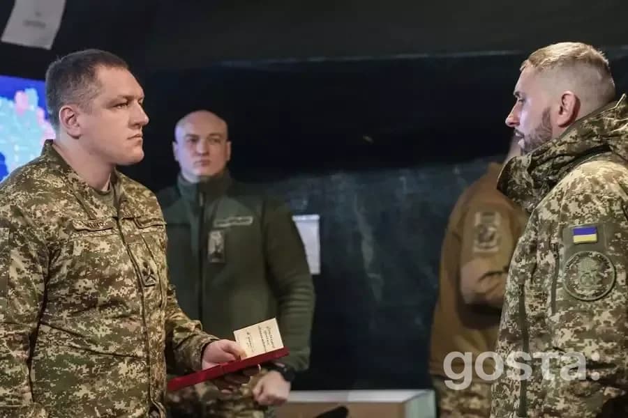Командувач НГУ Олександр Півненко перевіряє оборону Чорнобильської АЕС; військові в камуфляжі обговорюють стратегію.