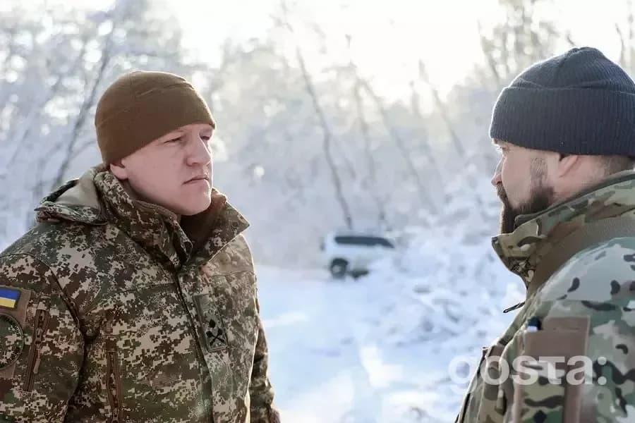 Командувач НГУ перевіряє охорону Чорнобильської АЕС; зимовий ліс, військові в камуфляжі.