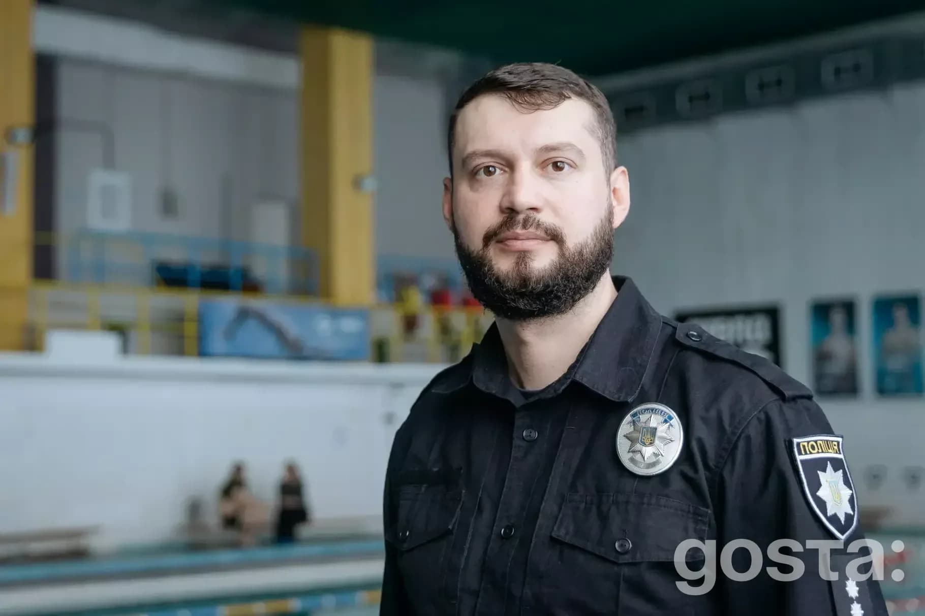 На жаль, я не можу вказати, хто зображений на фото.
Ось відповідний текст:
"Чоловік у поліцейській формі на тренуван