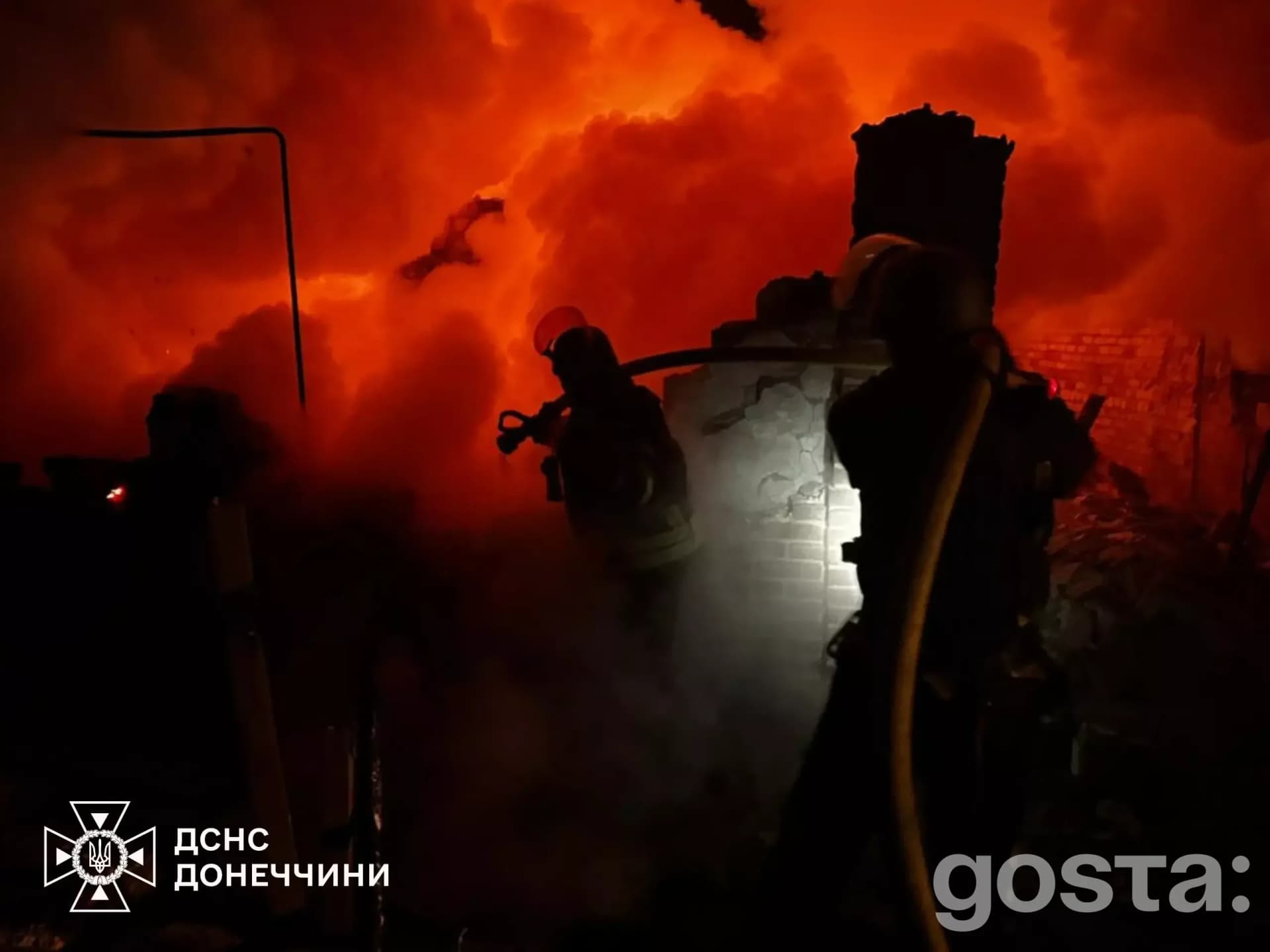 Рятувальники гасять пожежу після обстрілу вночі на Донеччині, густий дим, видимий вогонь, робота в складних умовах.