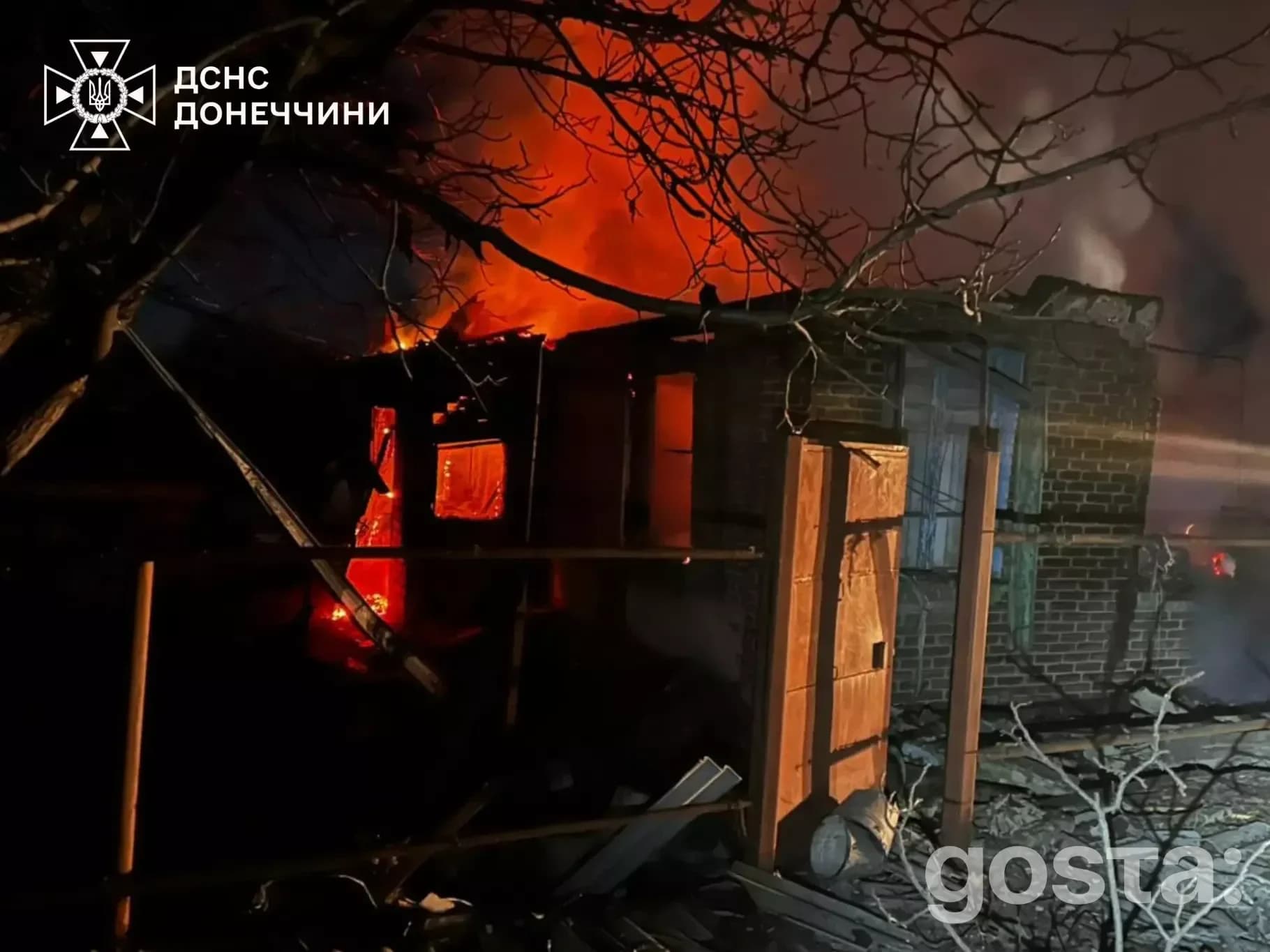 Пожежа внаслідок обстрілів Донеччини: пошкоджений житловий будинок, вогонь та руйнування.