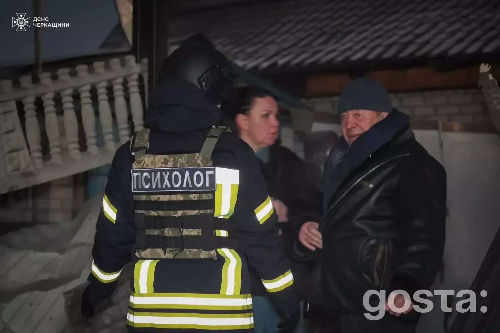 Психолог працює з постраждалими від обстрілів у Черкщині, надаючи допомогу на місці руйнувань.