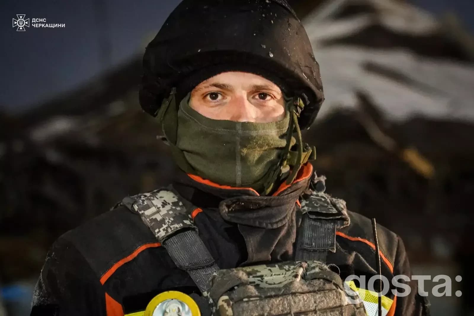 На фото рятувальник ДСНС в захисному одязі під час ліквідації наслідків обстрілів на Донеччині та Черкащині.