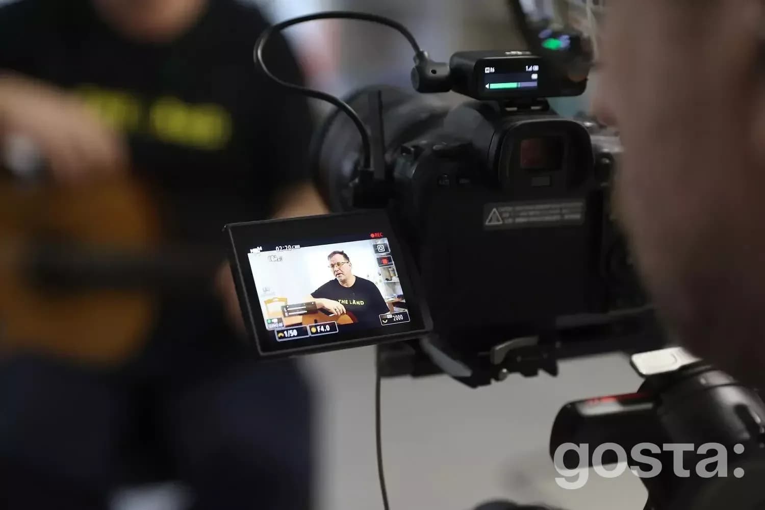 На зображенні показано процес зйомки відео з ветеранського медичного центру.