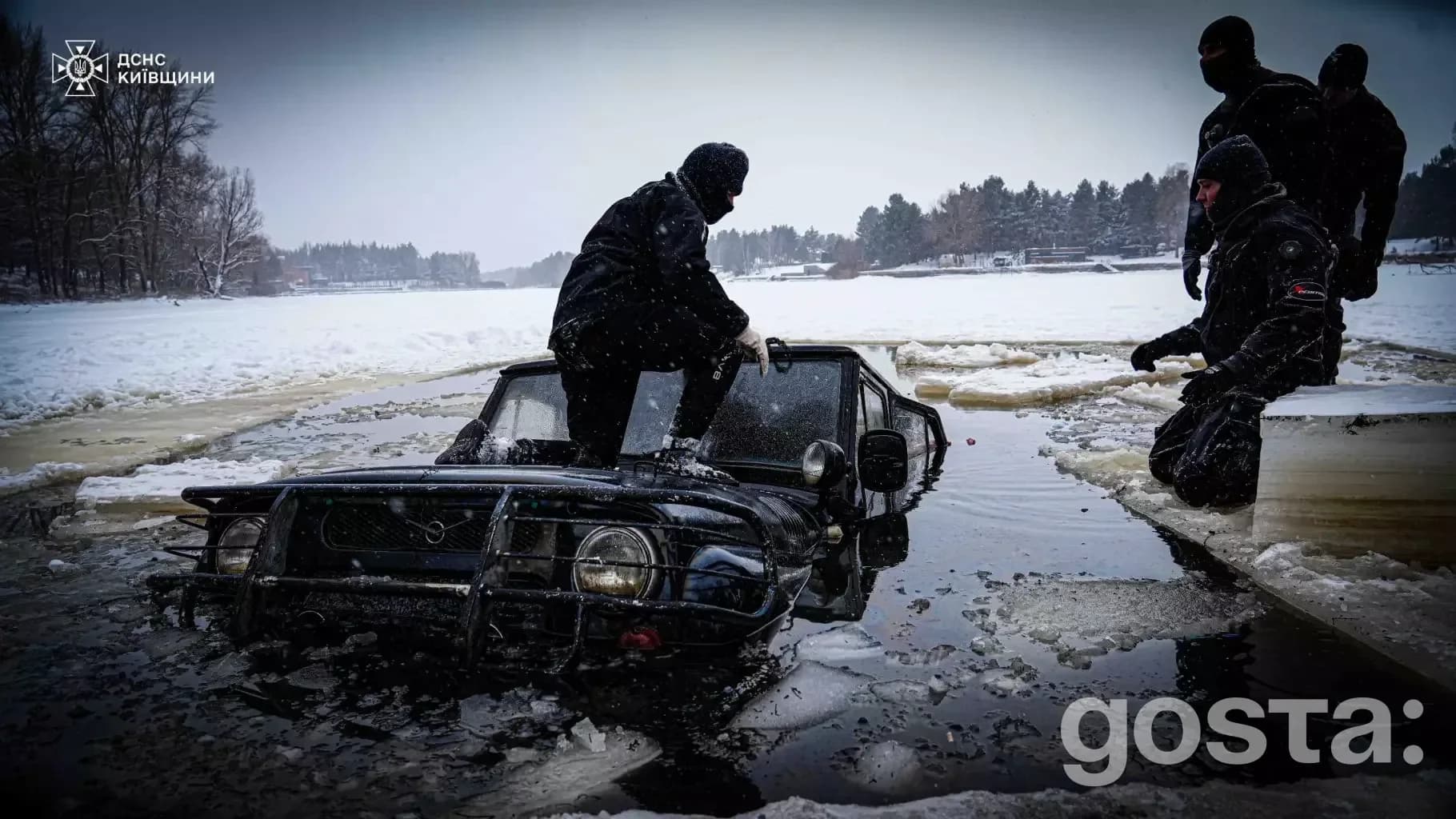 Рятувальники ДСНС України витягують затоплений автомобіль УАЗ з під льоду на Київщині, пошукова операція триває.