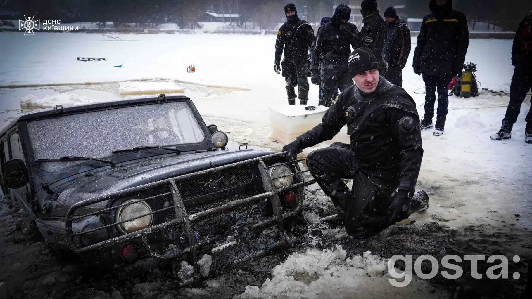 Водолази рятувальники шукають зниклу людину на Київщині після провалу авто під лід на замерзлій водоймі.