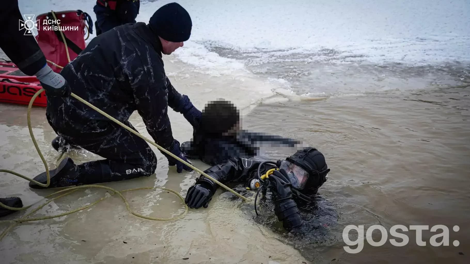 Водолази-рятувальники працюють на замерзлій водоймі, шукаючи зниклу людину після провалу авто під лід на Київщині.