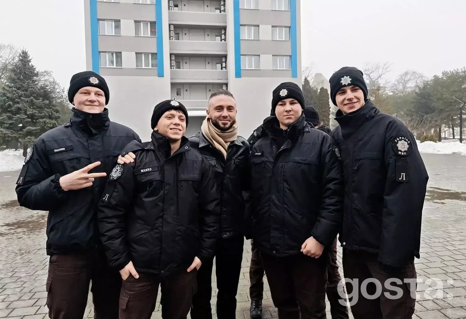 На фото зображено зустріч ліцеїстів МВС з учасниками гурту «Антитіла» в Івано-Франківську.