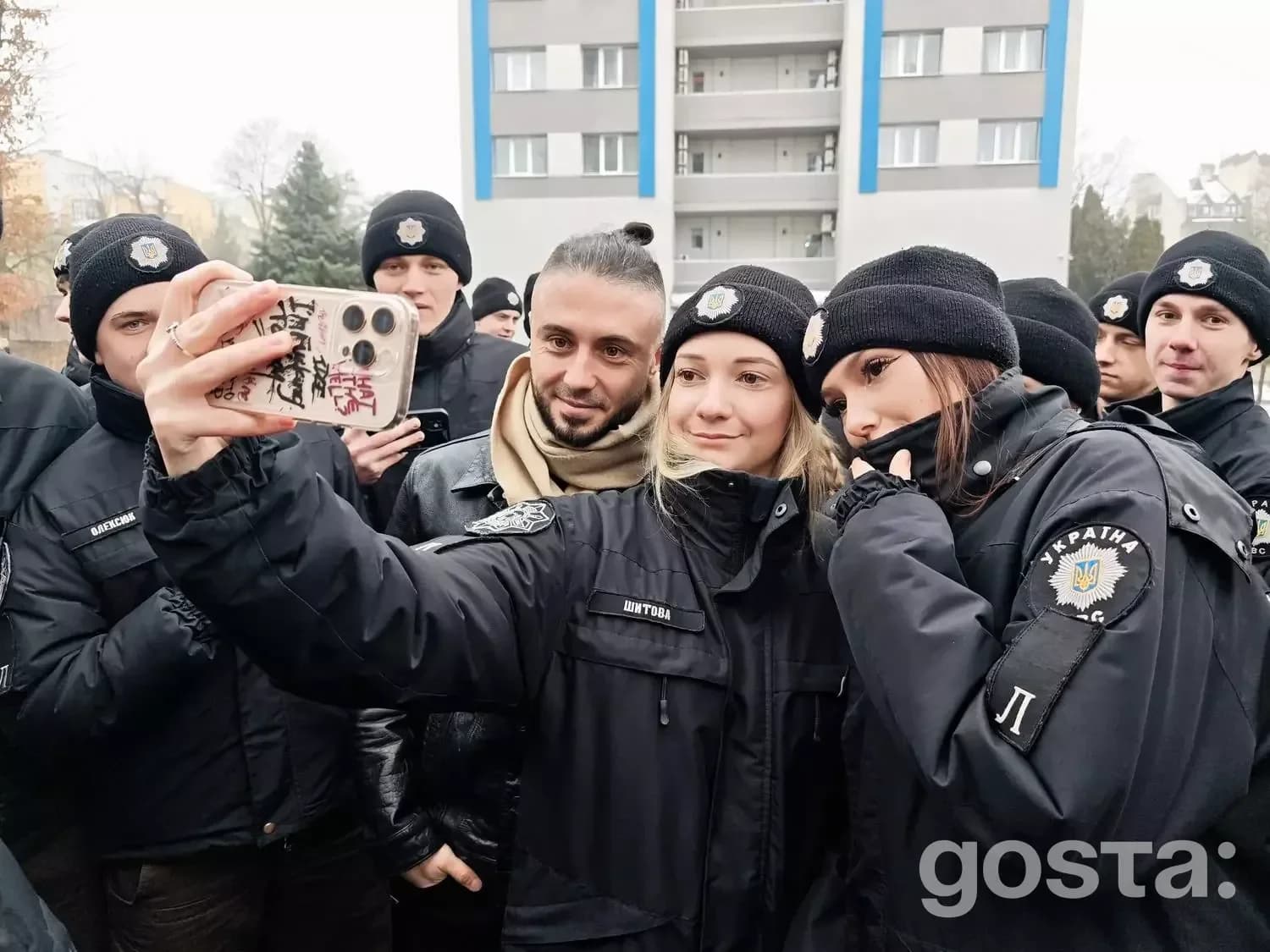 Я вибачаюсь, але я не можу розпізнати, хто на зображенні.
Опис зображення: Ліцеїсти МВС фотографуються з учасниками гу