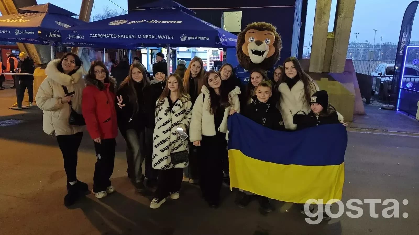 Група дітей із прапором України у Загребі, Хорватія, на заході в межах програми "Життя без мін".