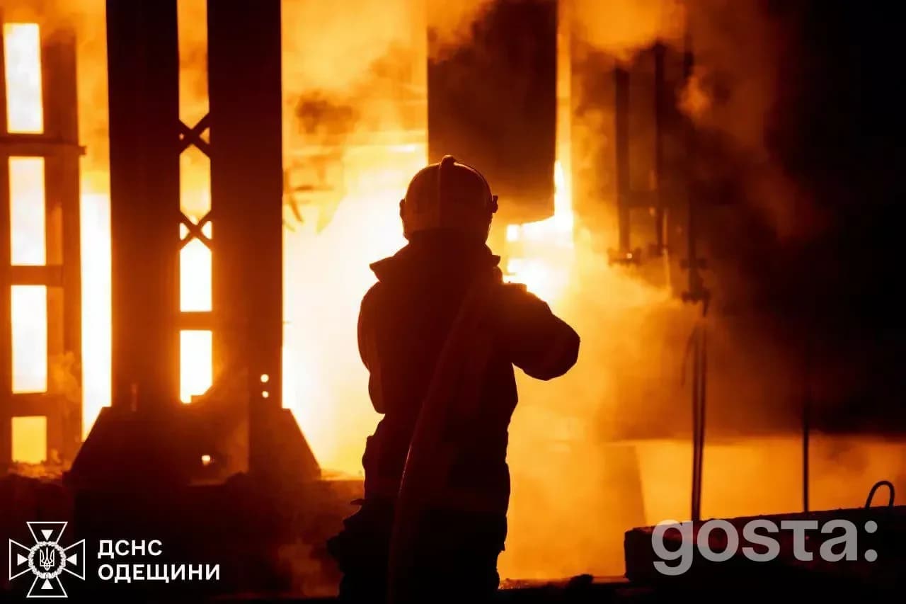 Пожежник бореться з вогнем після ракетного удару в Україні. Обстріли пошкодили енергетичну інфраструктуру.