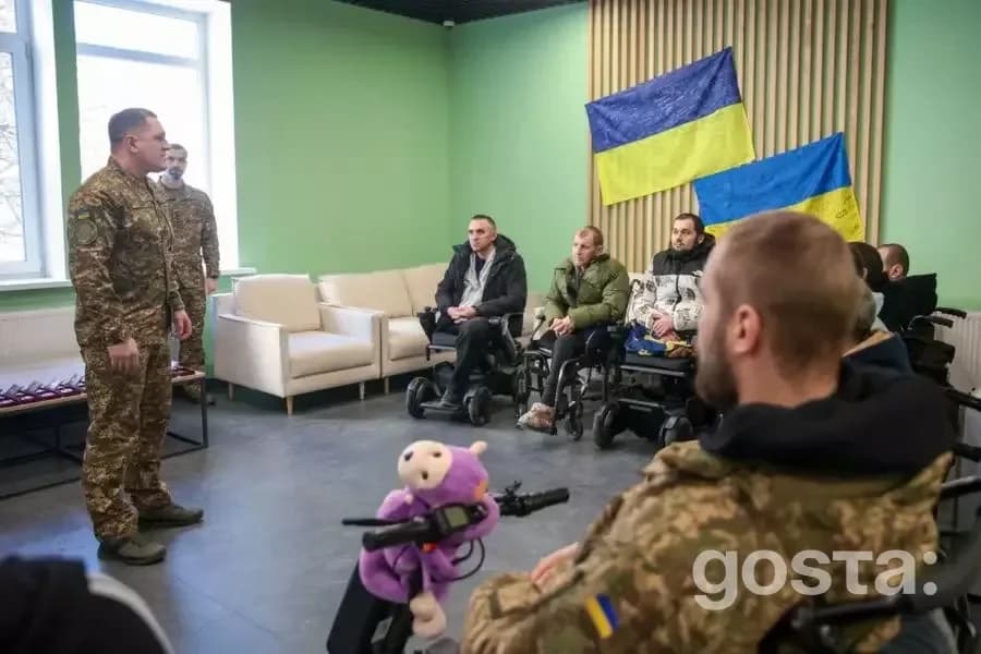 Командувач НГУ Олександр Півненко відвідує поранених нацгвардійців у медзакладі, вручає відзнаки за стійкість.