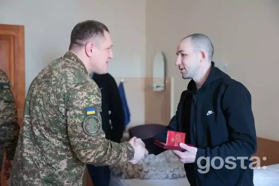 Командувач Нацгвардії України відвідує поранених воїнів, вручає нагороди за стійкість та незламність духу.
