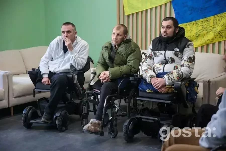 Командувач НГУ зустрічається з пораненими нацгвардійцями на лікуванні у медзакладі.