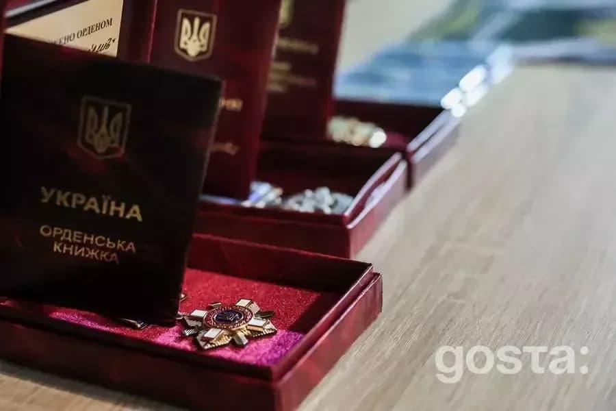 Ордени в коробках на столі, нагородні документи Національної гвардії України, Чорнобильська АЕС.