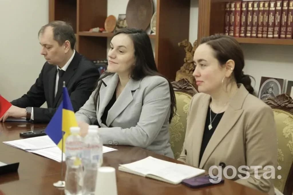 Не маю можливості визначити, хто зображений на фото. Але ось відповідний текст для SEO-оптимізації:
"Зустріч представни