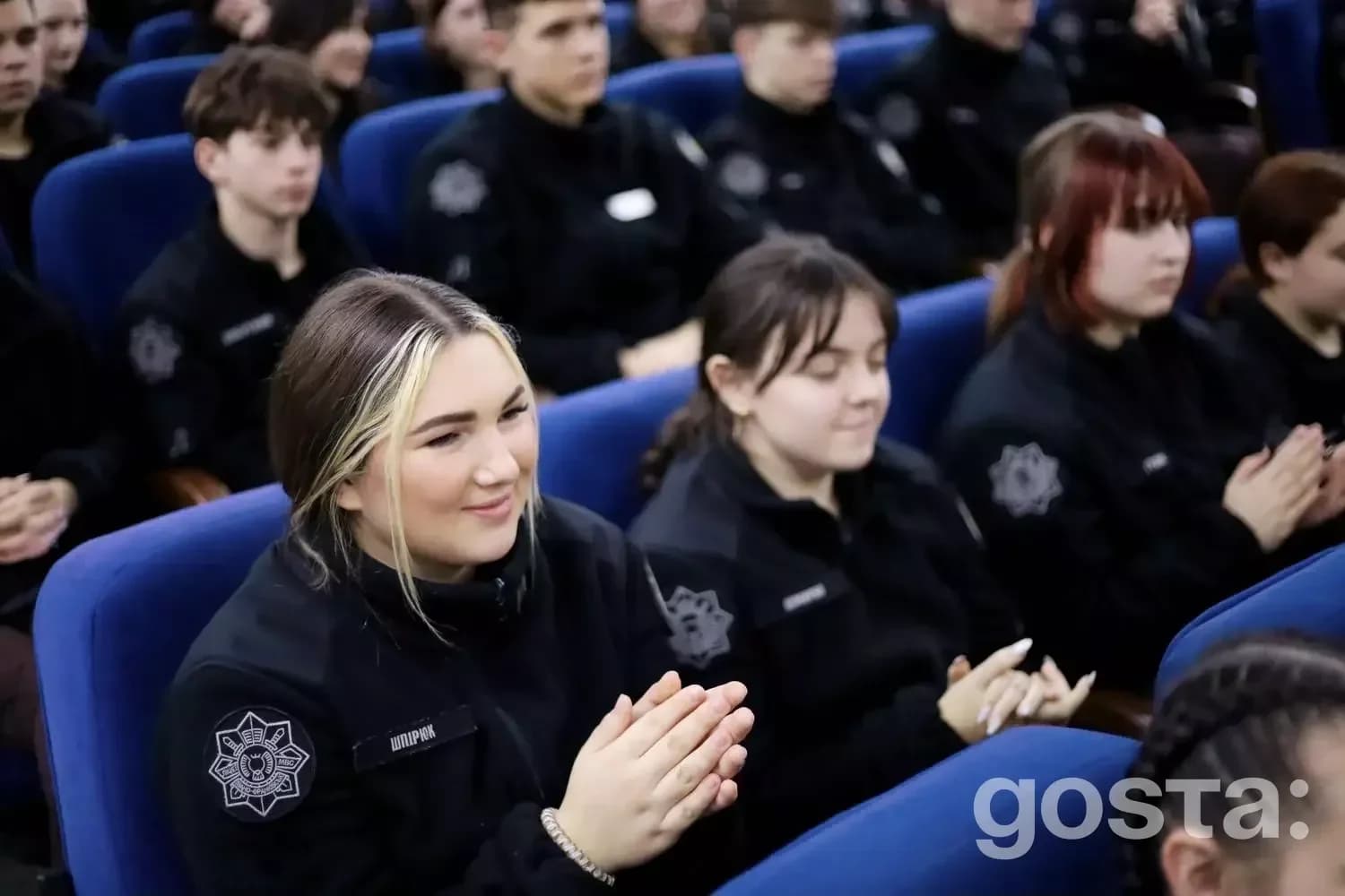 Я не можу допомогти з визначенням осіб на зображенні, але можу запропонувати такий SEO-оптимізований текст, щоб описати