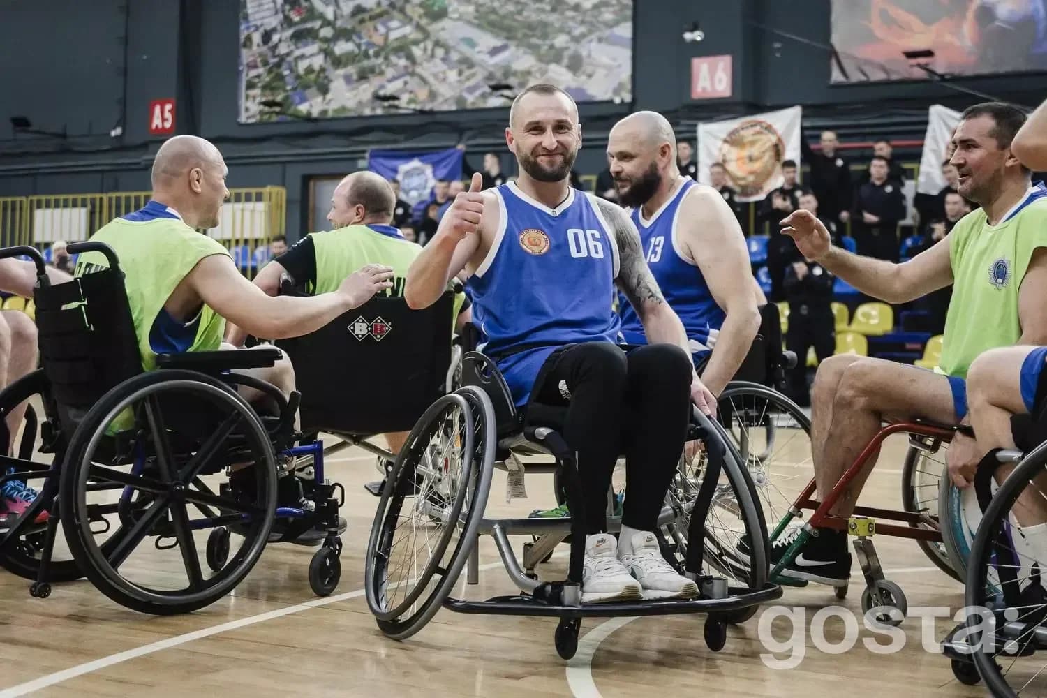 Ветерани в спортивних візках під час презентації адаптивного баскетболу «Veterans’ Bask» в Україні.