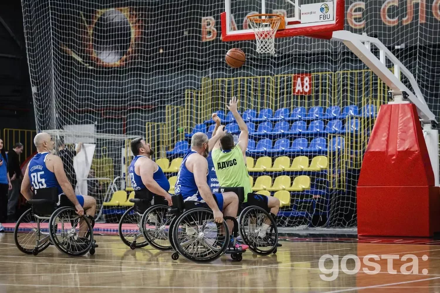 Ветерани грають в адаптивний баскетбол на презентації команди "Veterans’ Bask" у Дніпрі, символ єдності та реабілітації.