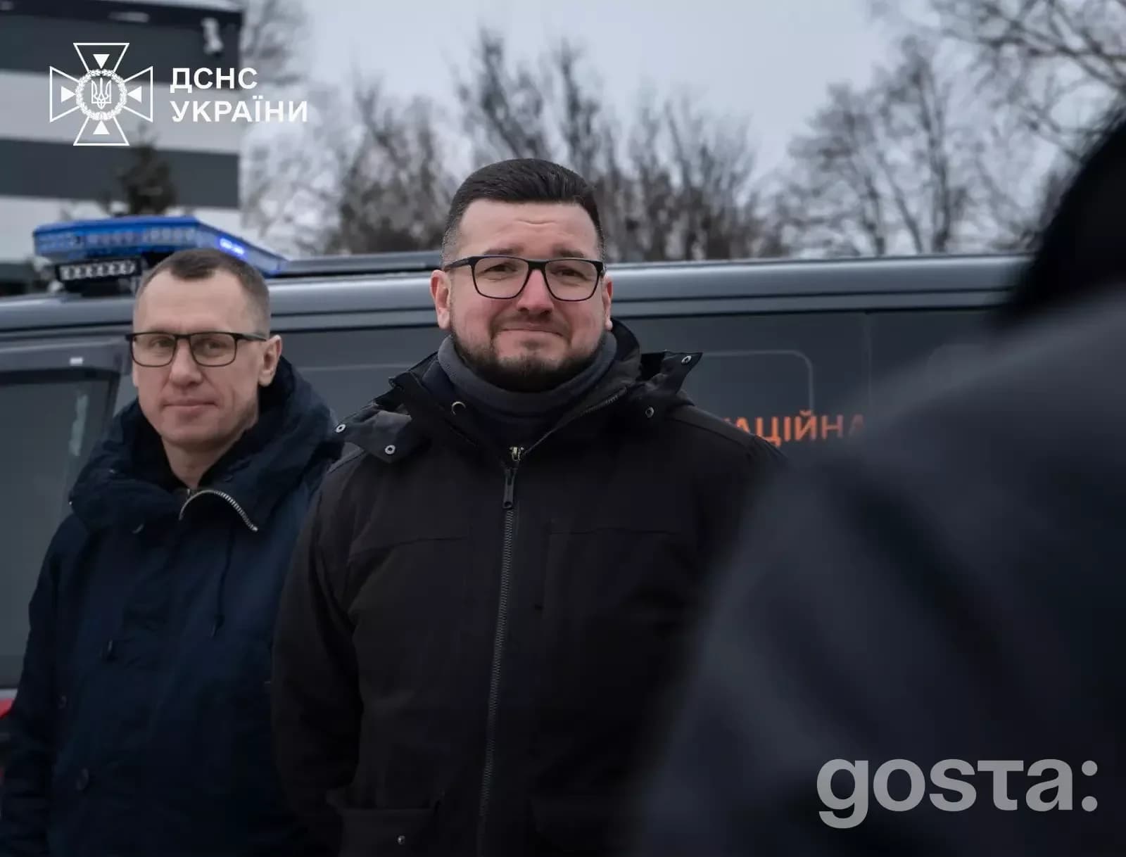 На зображенні рятувальники ДСНС України біля броньованого автомобіля Volkswagen Transporter.