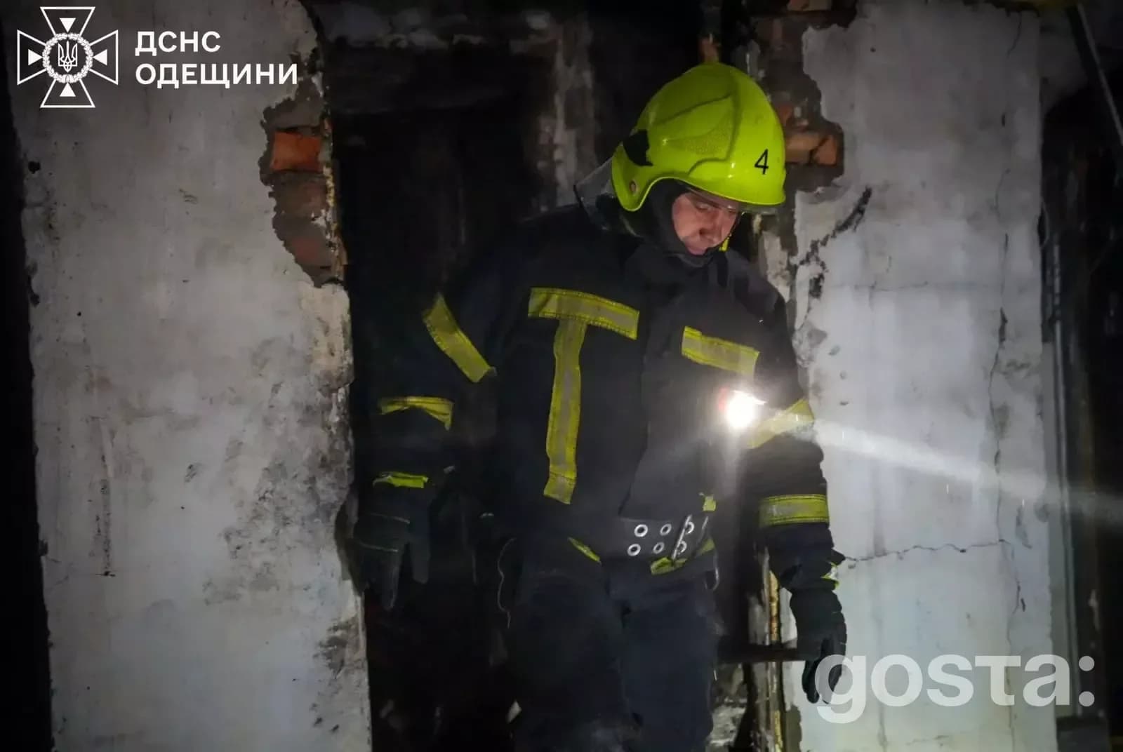 Рятувальник ДСНС обстежує пошкоджену будівлю внаслідок обстрілу в Одеській області, Україна.