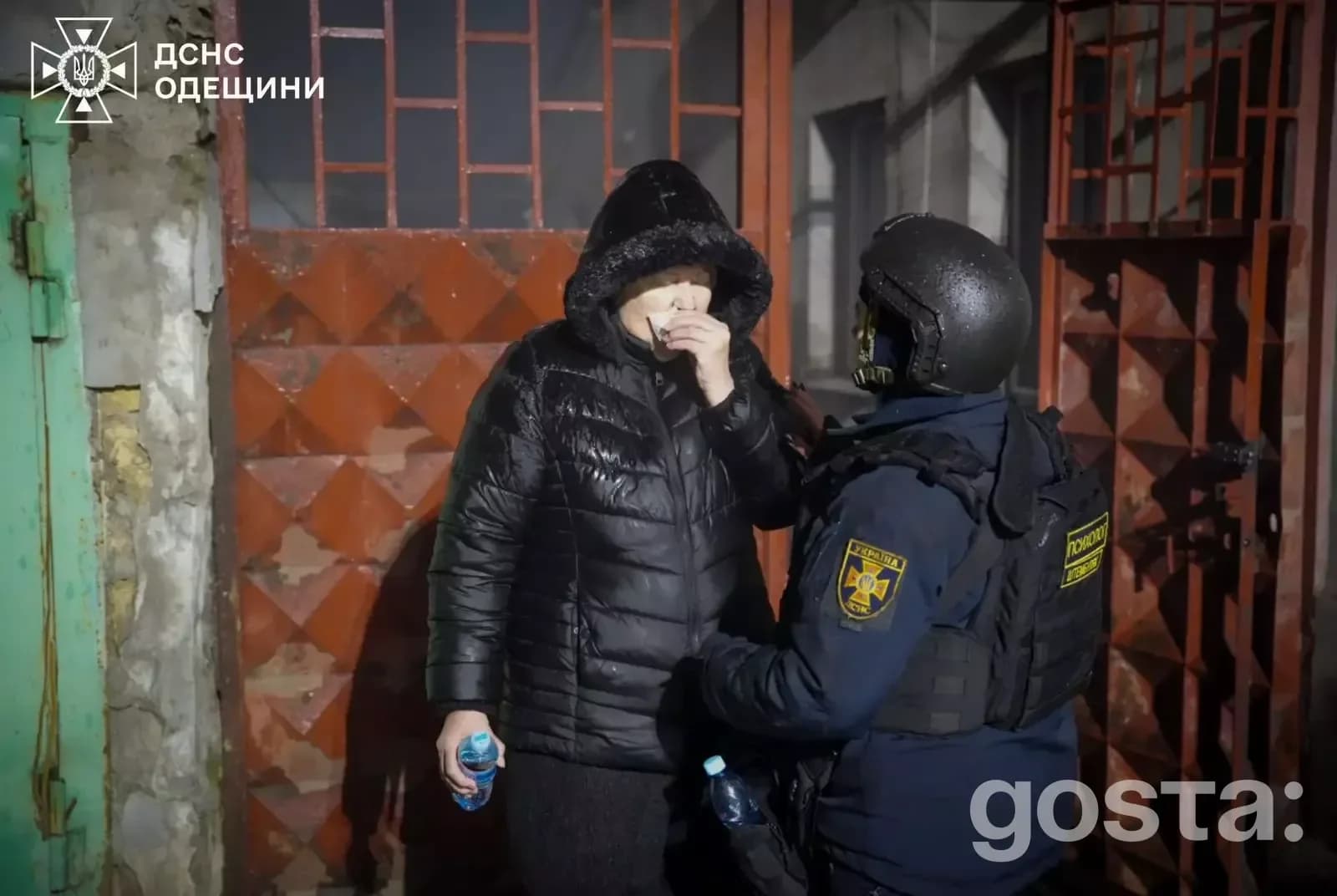 На зображенні видно спілкування поліцейського та цивільної особи після обстрілу, зафіксованого на Одещині.