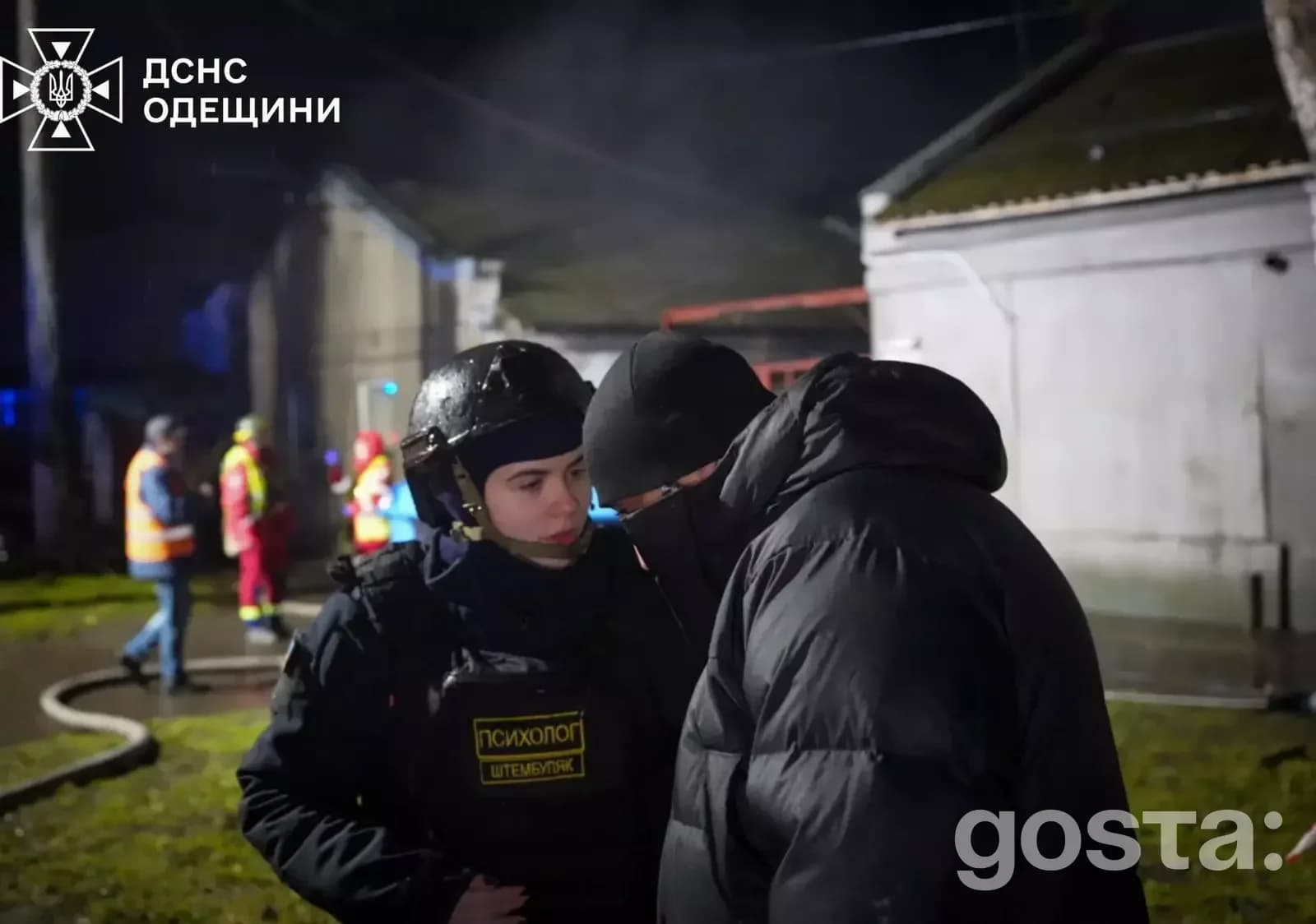 Рятувальники працюють на місці атаки в Одеській області, надаючи допомогу постраждалим громадянам.