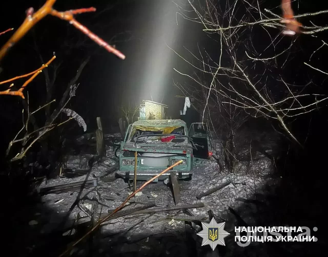 Автомобіль серед руїн вночі після обстрілу на Київщині, робота поліції України.