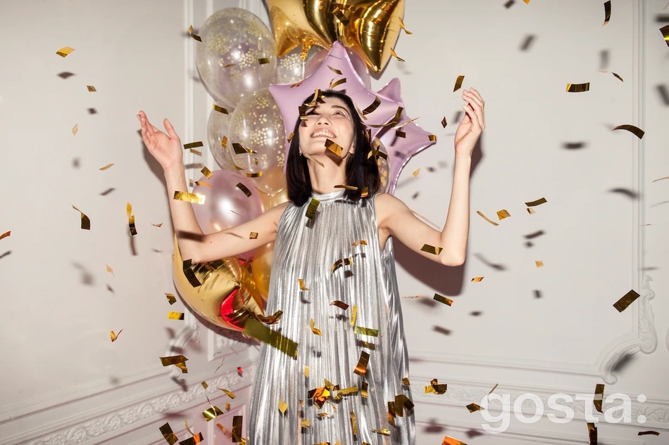 Для святкування стилісти радять обирати незвичайні сукні з плісуванням або асиметрією