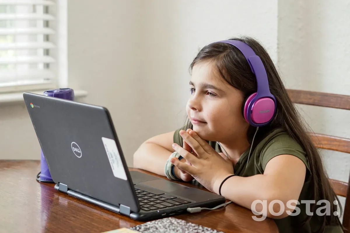 Як наздоганяти уроки, пропущені через повітряні тривоги та відсутність світла: В більшості українських шкіл навчання зараз дистанційне