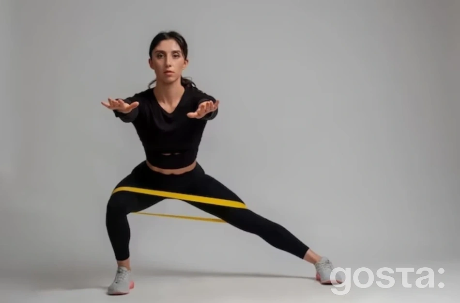 Тренування з резинками – 6 вправ для схуднення з фітнес-резинками в домашніх умовах: Бокові випади з резинкою