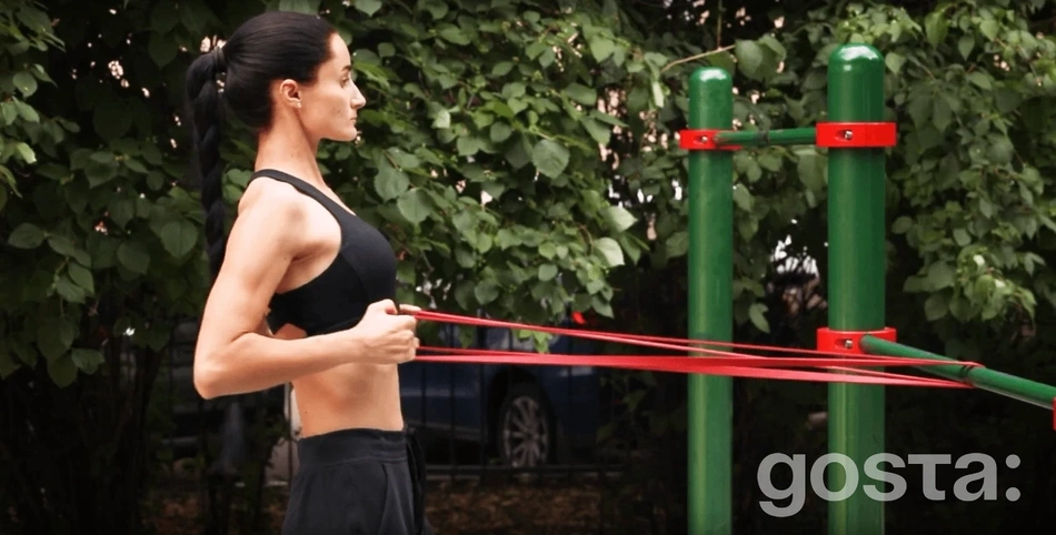 Ефективні вправи з фітнес резинками для тренування вдома та в залі: Тяга резинки до пояса