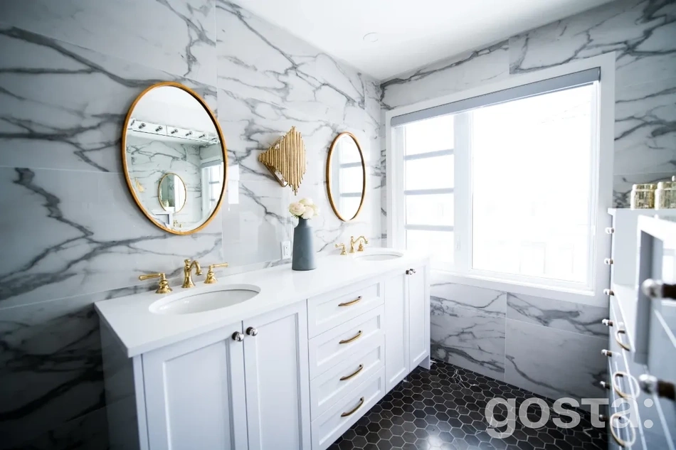 Монохромний дизайн спокійний і гармонійний. Він підкреслює шляхетну витонченість господаря