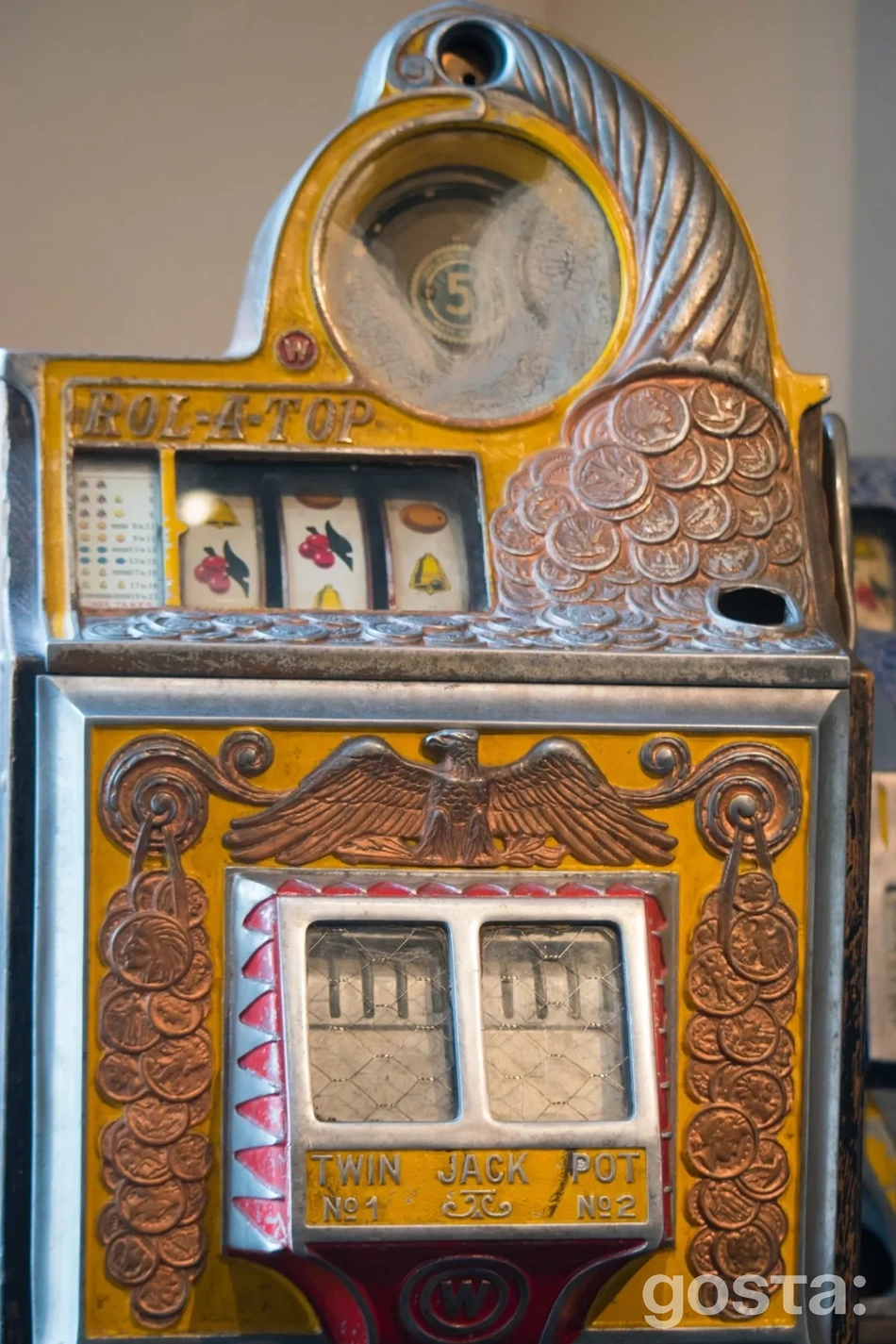 Перший ігровий автомат було винайдено наприкінці ХІХ сторіччя, і з тих часів уявити собі гемблінг без них неможливо