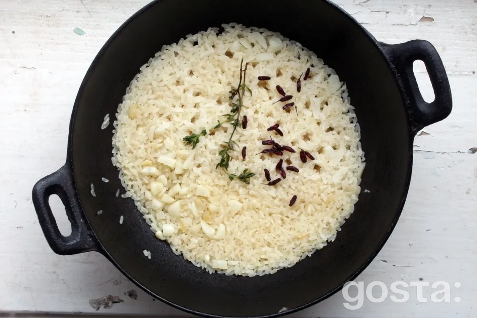 Смаження рису - це традиційний азійський спосіб приготування.