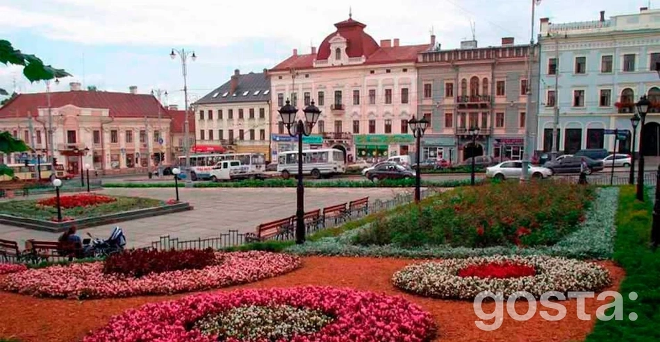 Що подивитися в Чернівцях Куди піти в Чернівцях у вихідні Центральна площа міста Чернівці