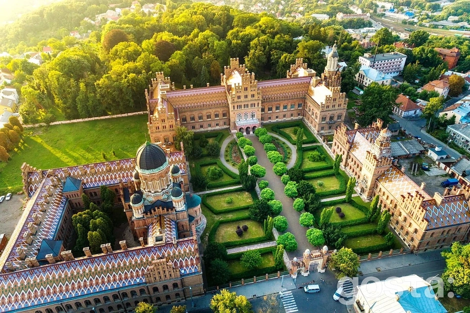 Що подивитися в Чернівцях Куди піти в Чернівцях у вихідні Чернівецький національний університет