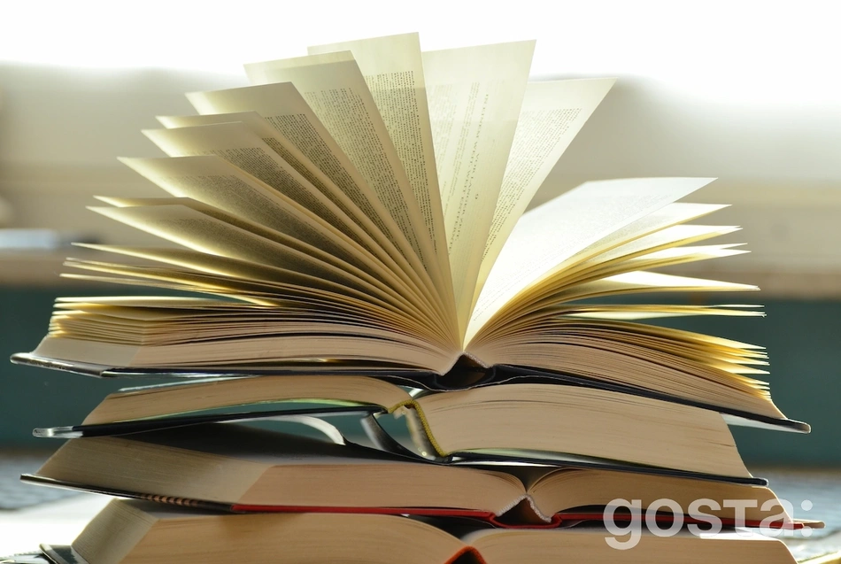 Стос книг на столі з яких можна дізнатися що таке епітет