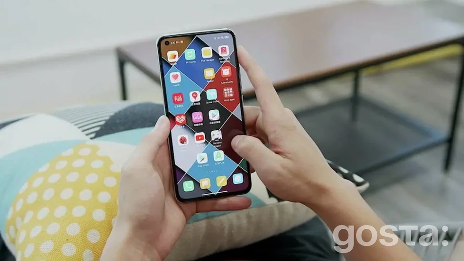 Cмартфон в руках - Як розблокувати телефон Xiaomi, якщо забув ключ